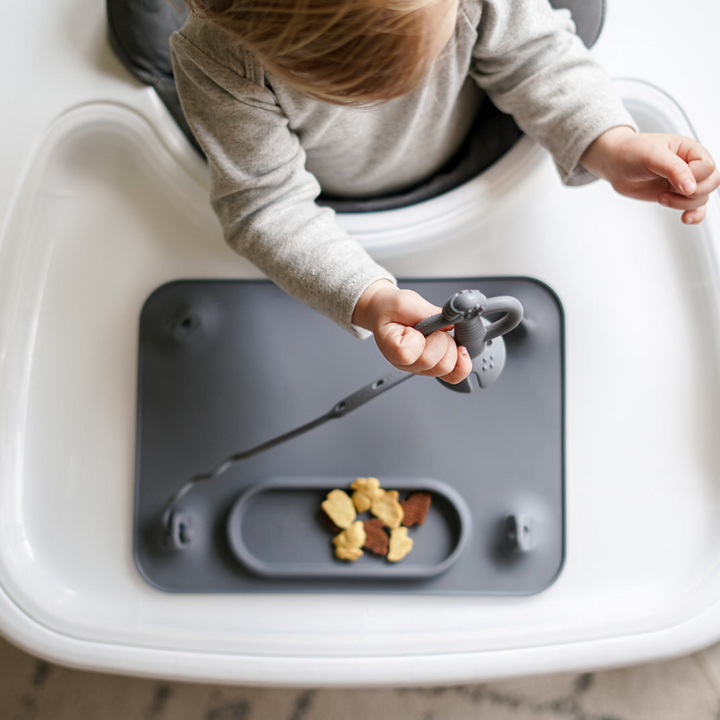 Alfombra de silicona de bebé ocupada con correas de juguete